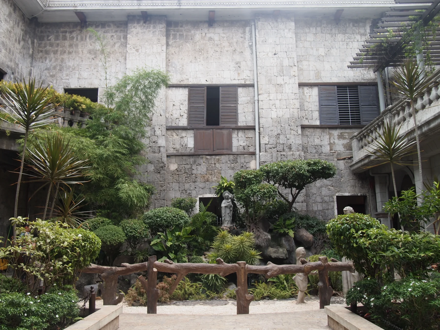 宿务菲律宾实景:弥撒后的教堂周边
