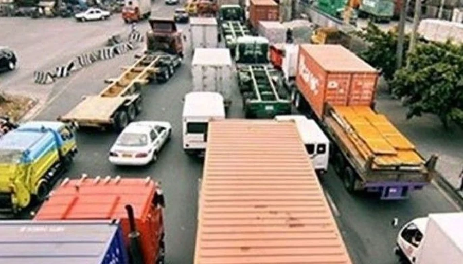 宿务菲律宾实景：曼达韦道路上的物流卡车