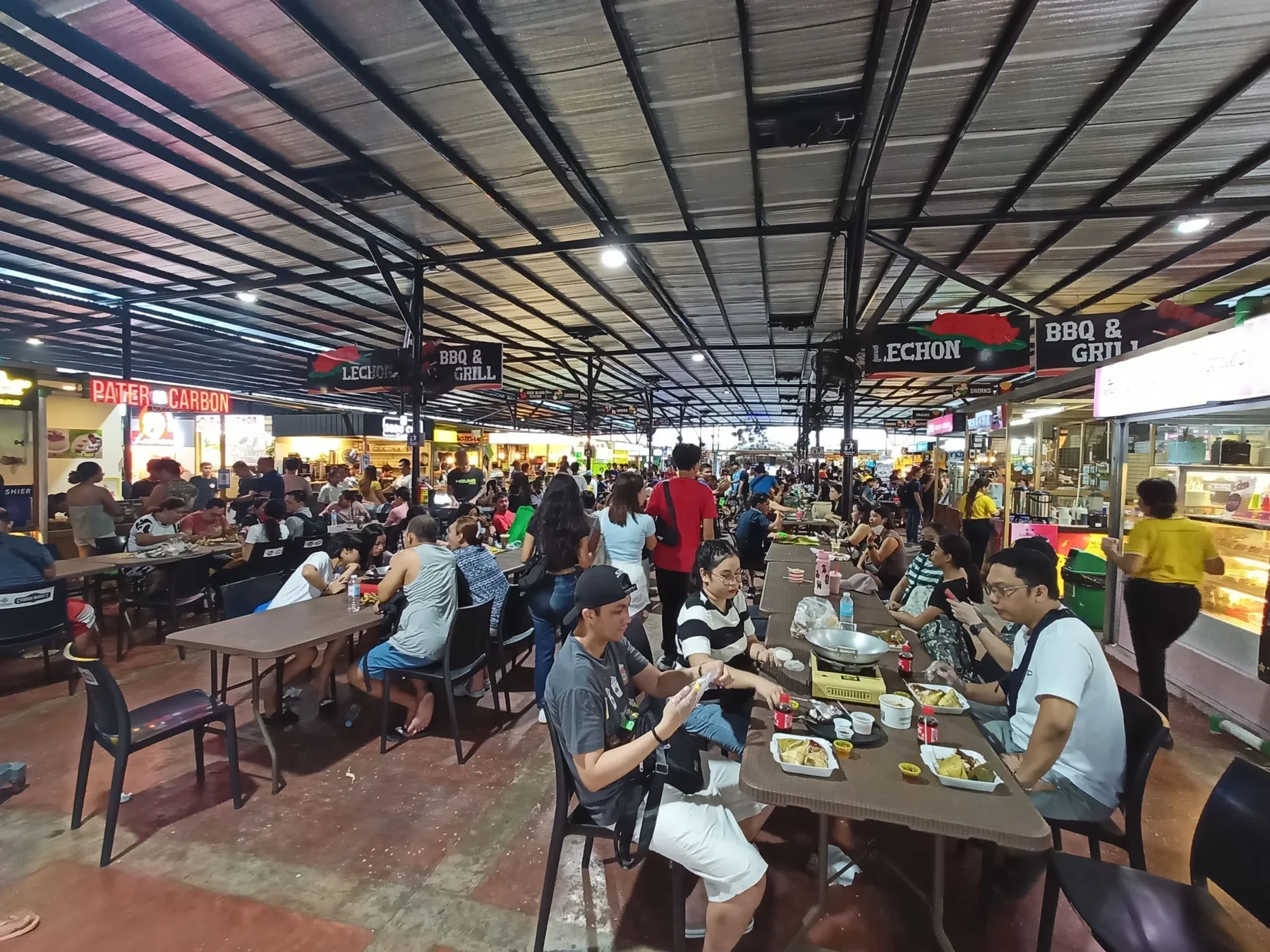 宿务菲律宾实景:端着托盘找座位的美食大厅