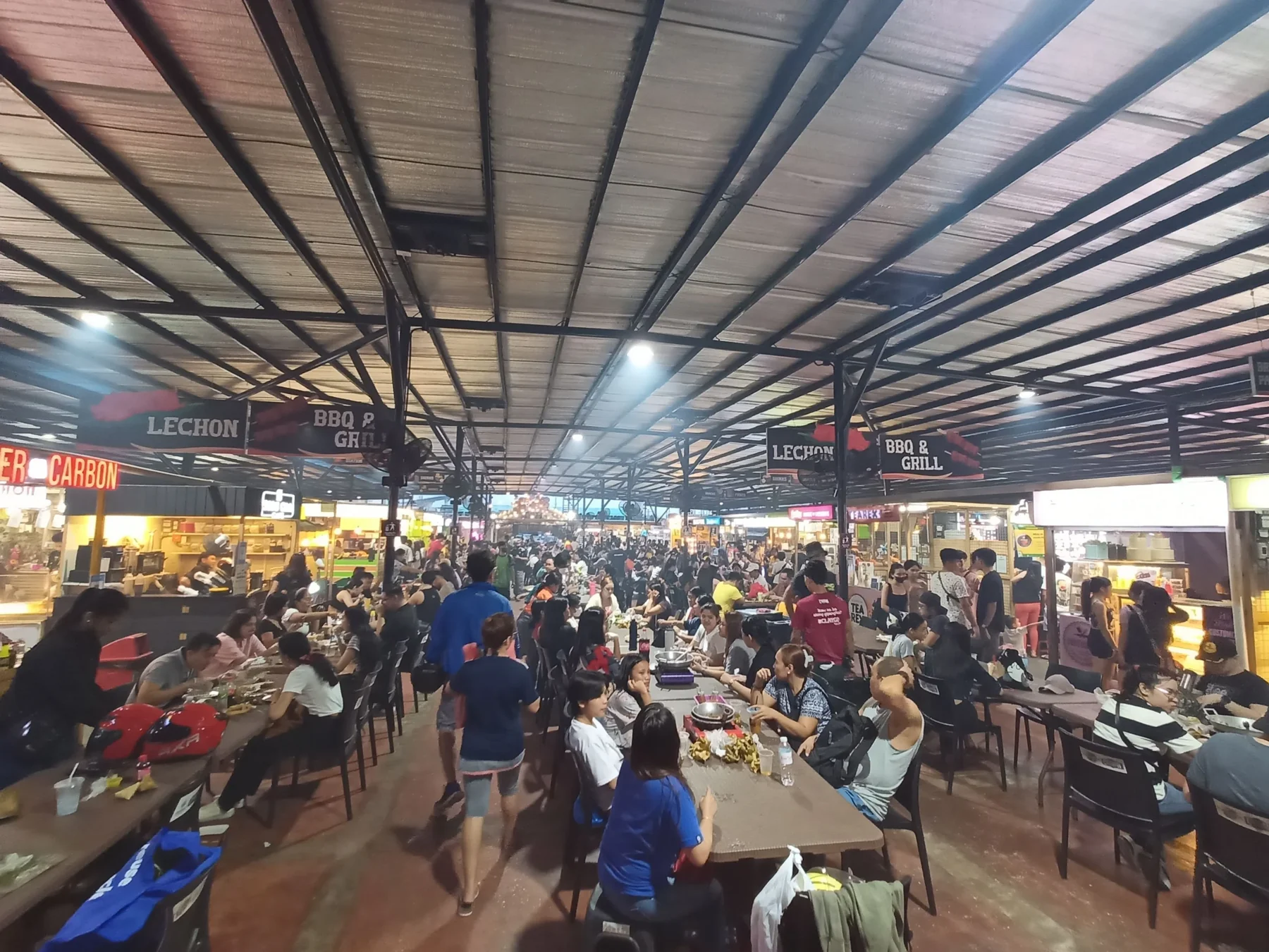 宿务菲律宾实景:通往商场美食区的通道