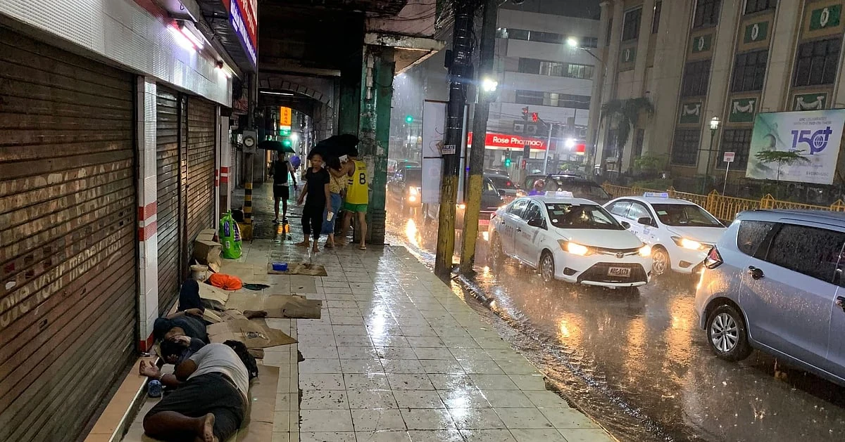 宿务菲律宾实景:在大楼入口躲雨的人们