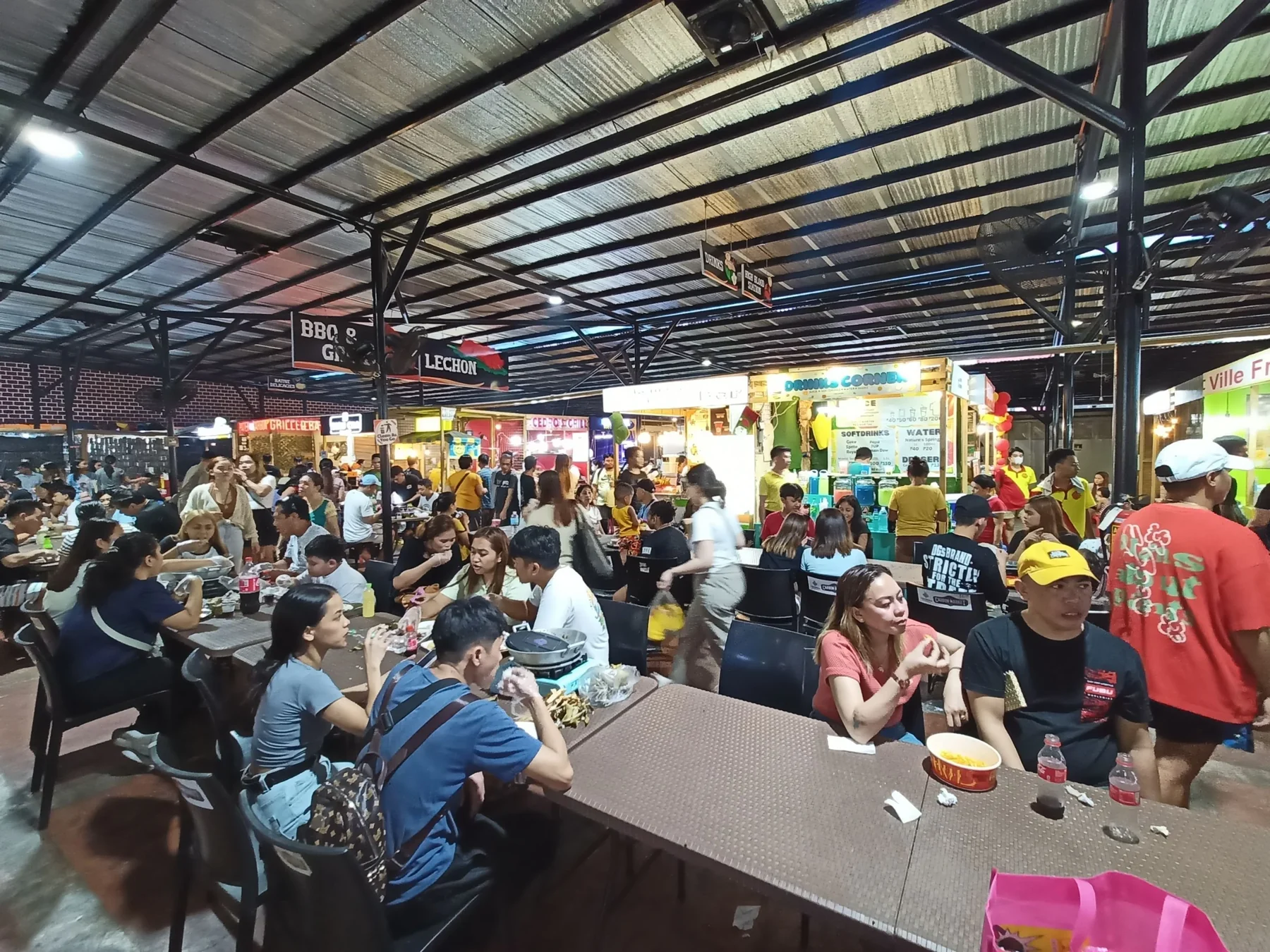 宿务菲律宾实景:商场内的美食区与餐桌