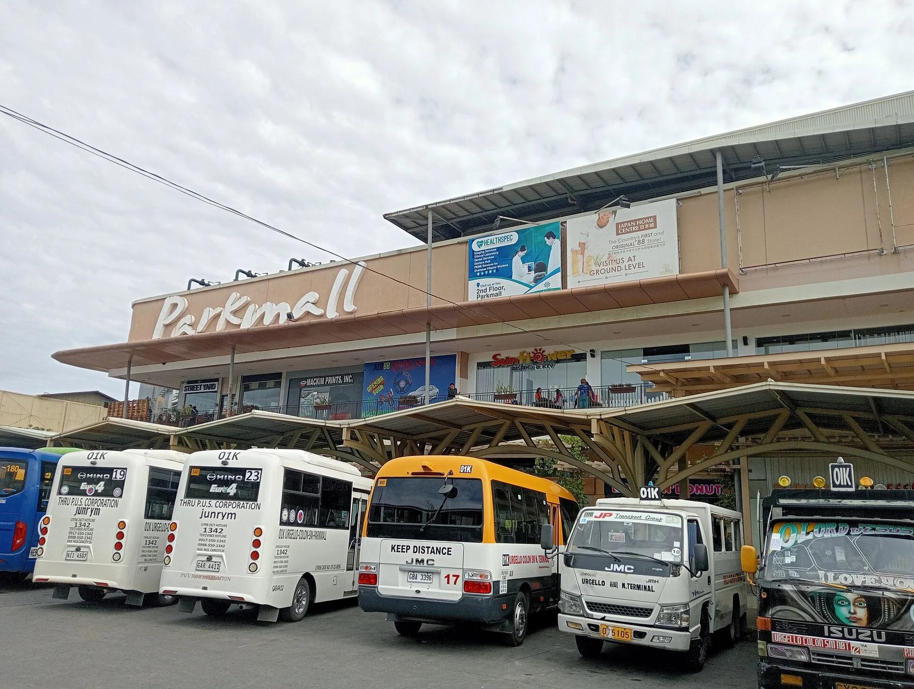 宿务菲律宾实景:商场入口与等车的人