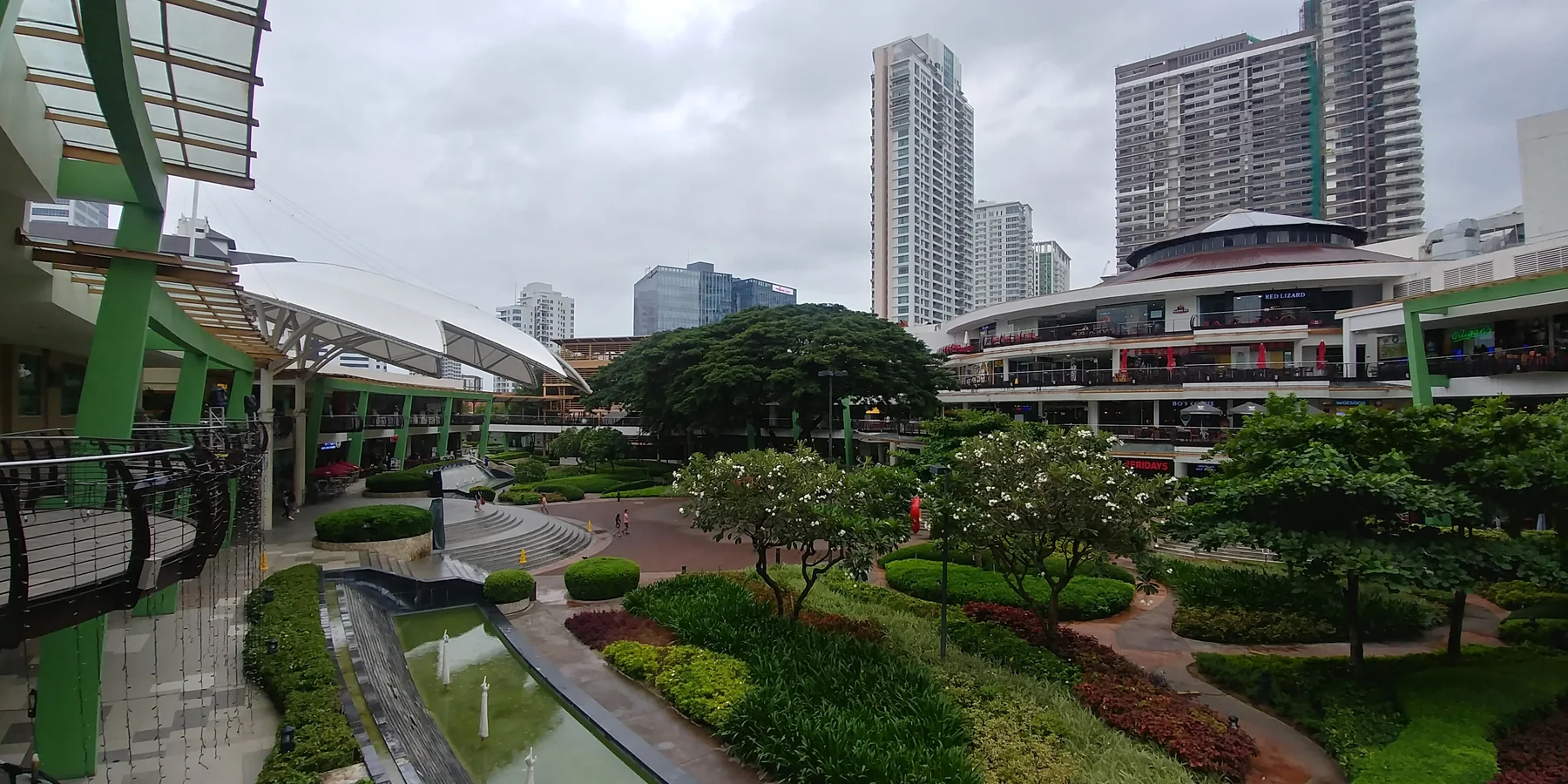 宿务菲律宾实景:Ayala Center Cebu的PUJ总站