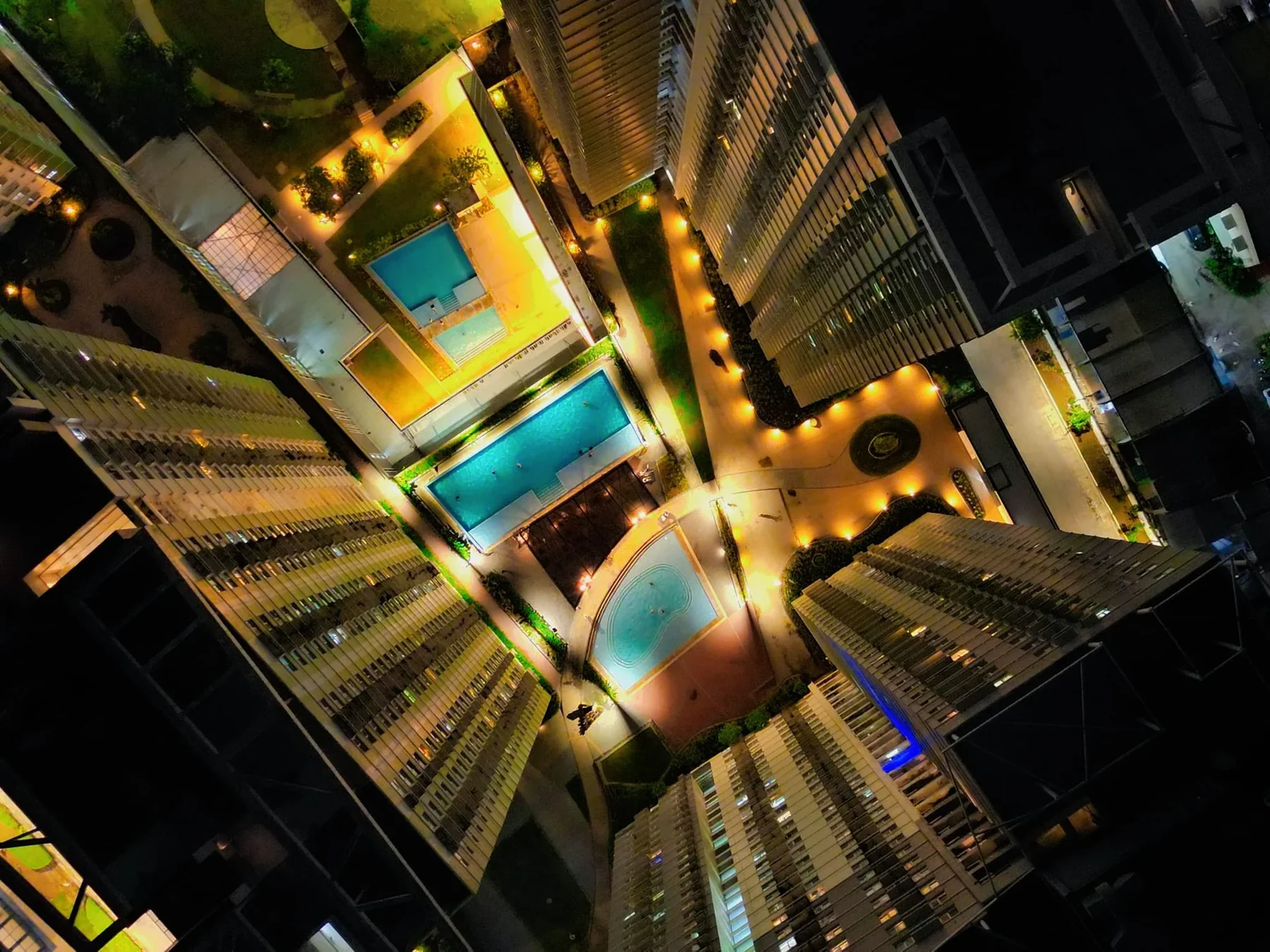 宿务菲律宾实景:夜晚灯火通明的IT Park办公楼