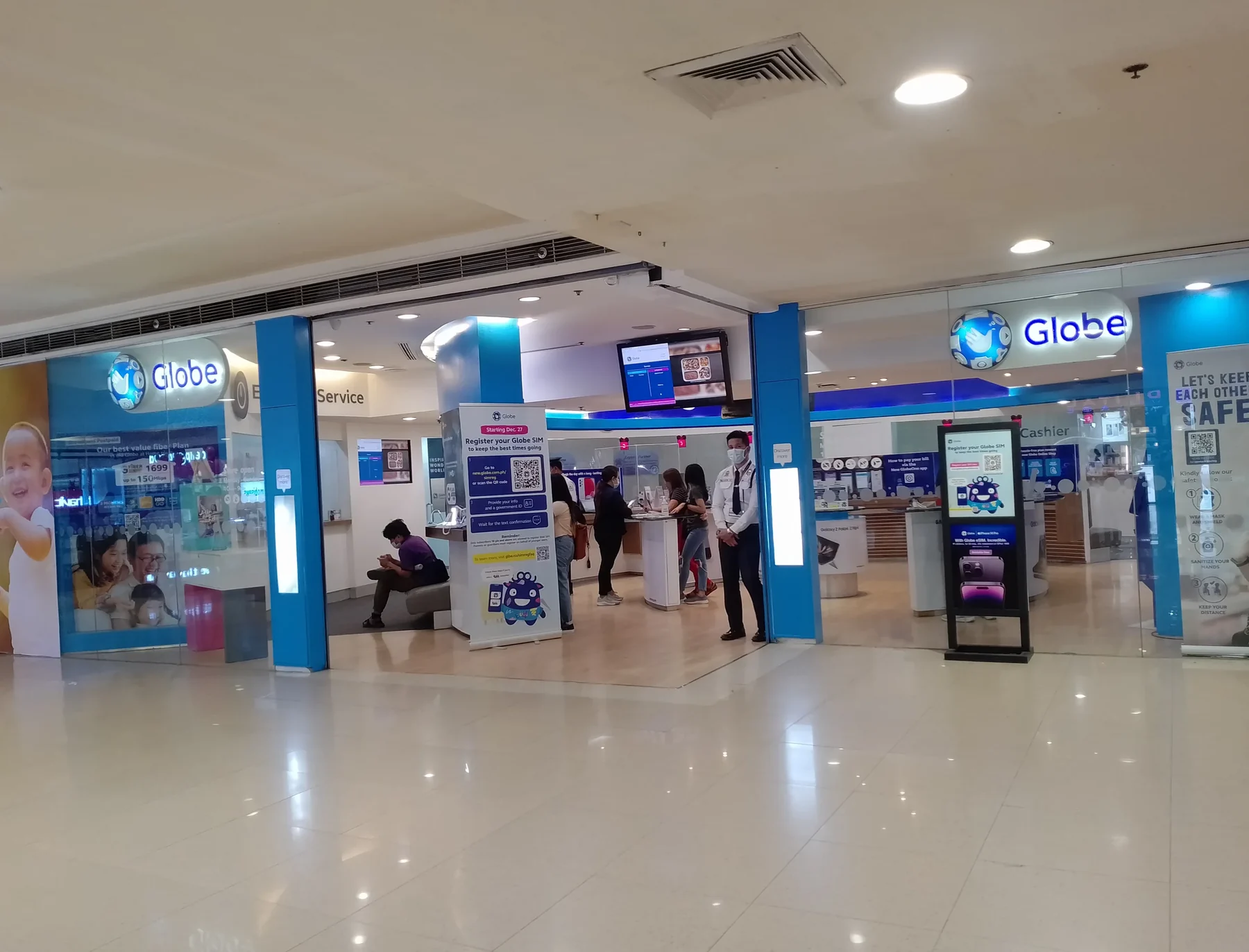 宿务菲律宾实景:商场里的通信运营商门店