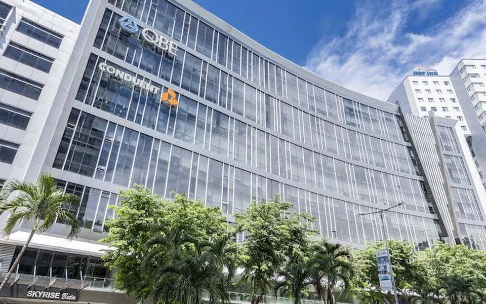 宿务IT Park办公楼前的公共步行空间