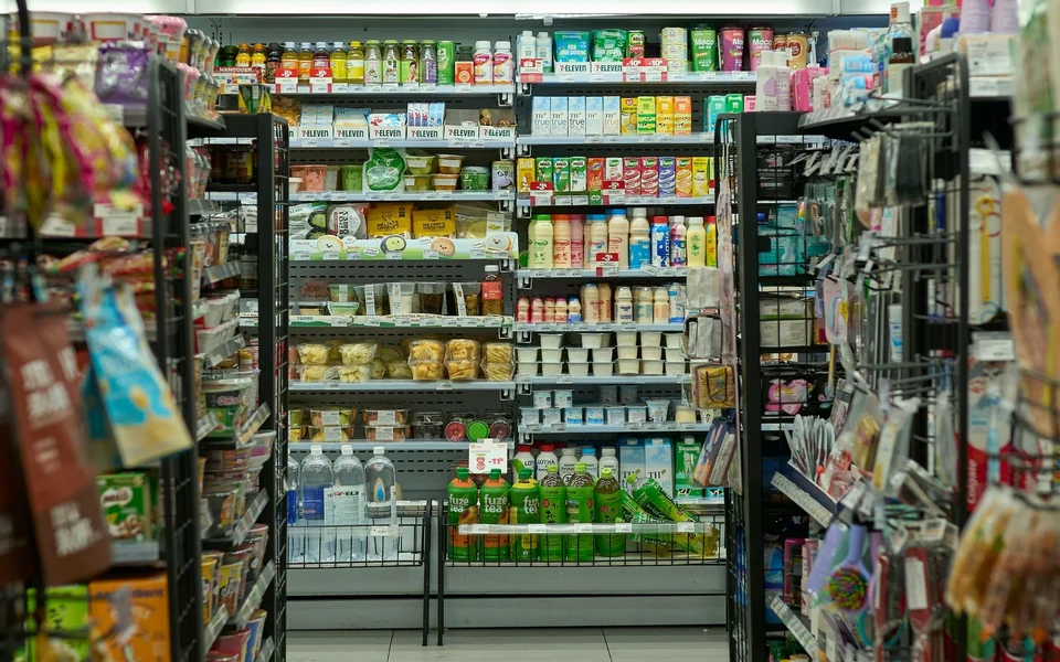 胡志明市便利店内的食品与日用品货架