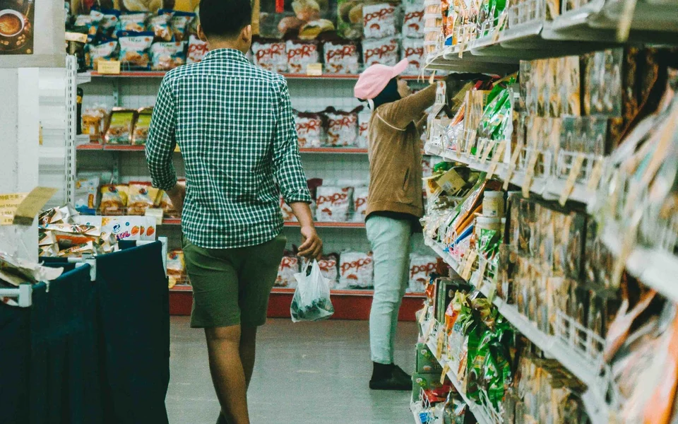 吉隆坡亚洲超市内的食品货架与顾客