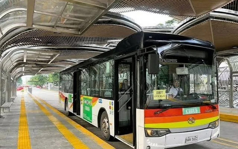 宿务BRT车站内停靠的公交车辆