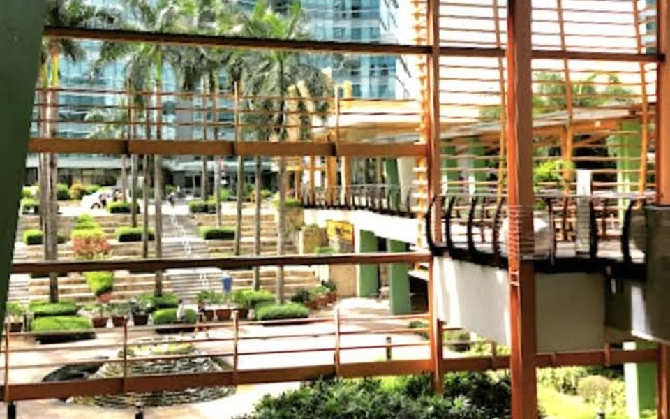 Ayala Center Cebu花园区与步行动线