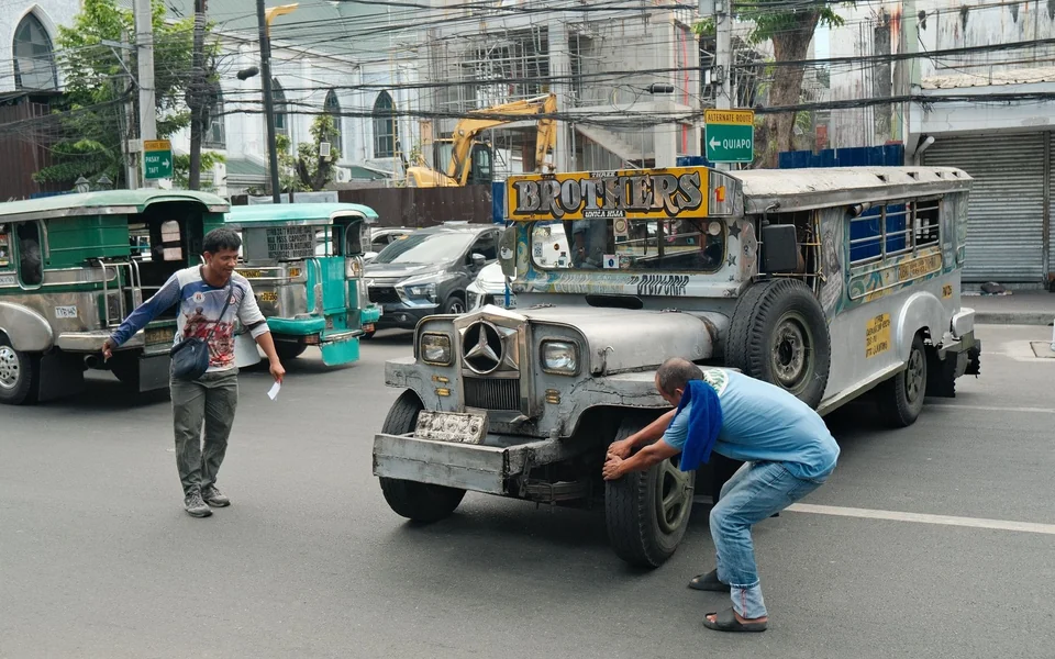 马尼拉道路旁正在维修的菲律宾车辆