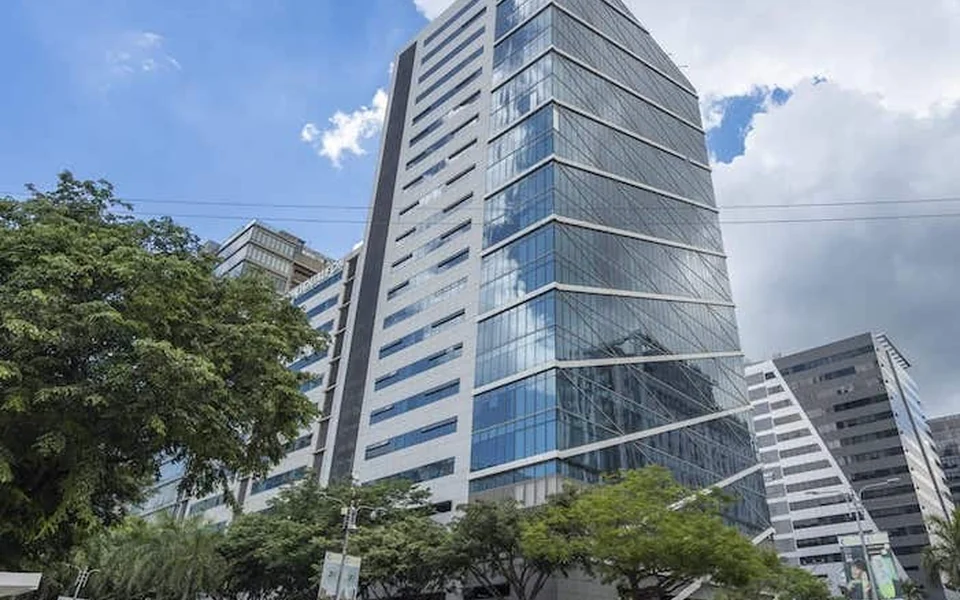 宿务IT Park建筑群之间的步行道路