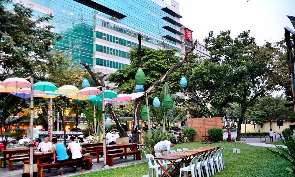 宿务菲律宾实景：IT Park的露天停车场