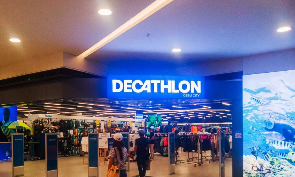 宿务菲律宾实景:运动用品店的网球与羽毛球拍货架