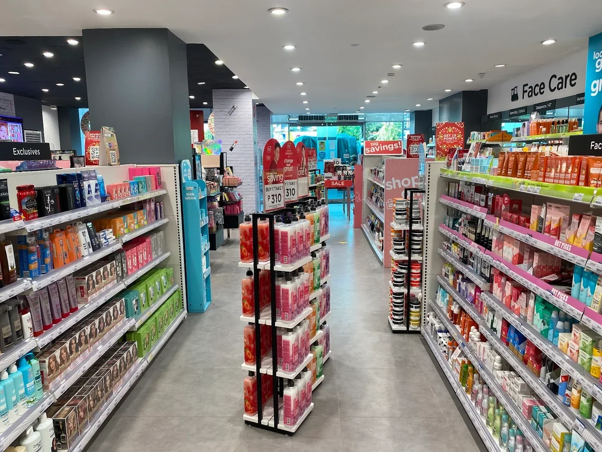 宿务菲律宾实景:护肤与个人护理用品货架