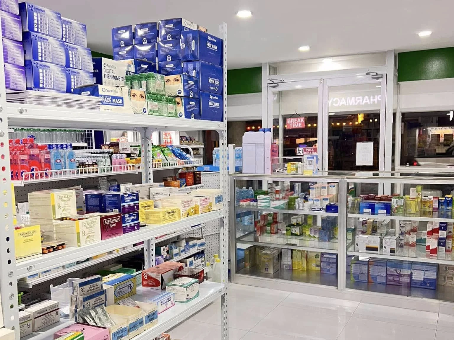 宿务菲律宾实景:药妆店货架(示意)
