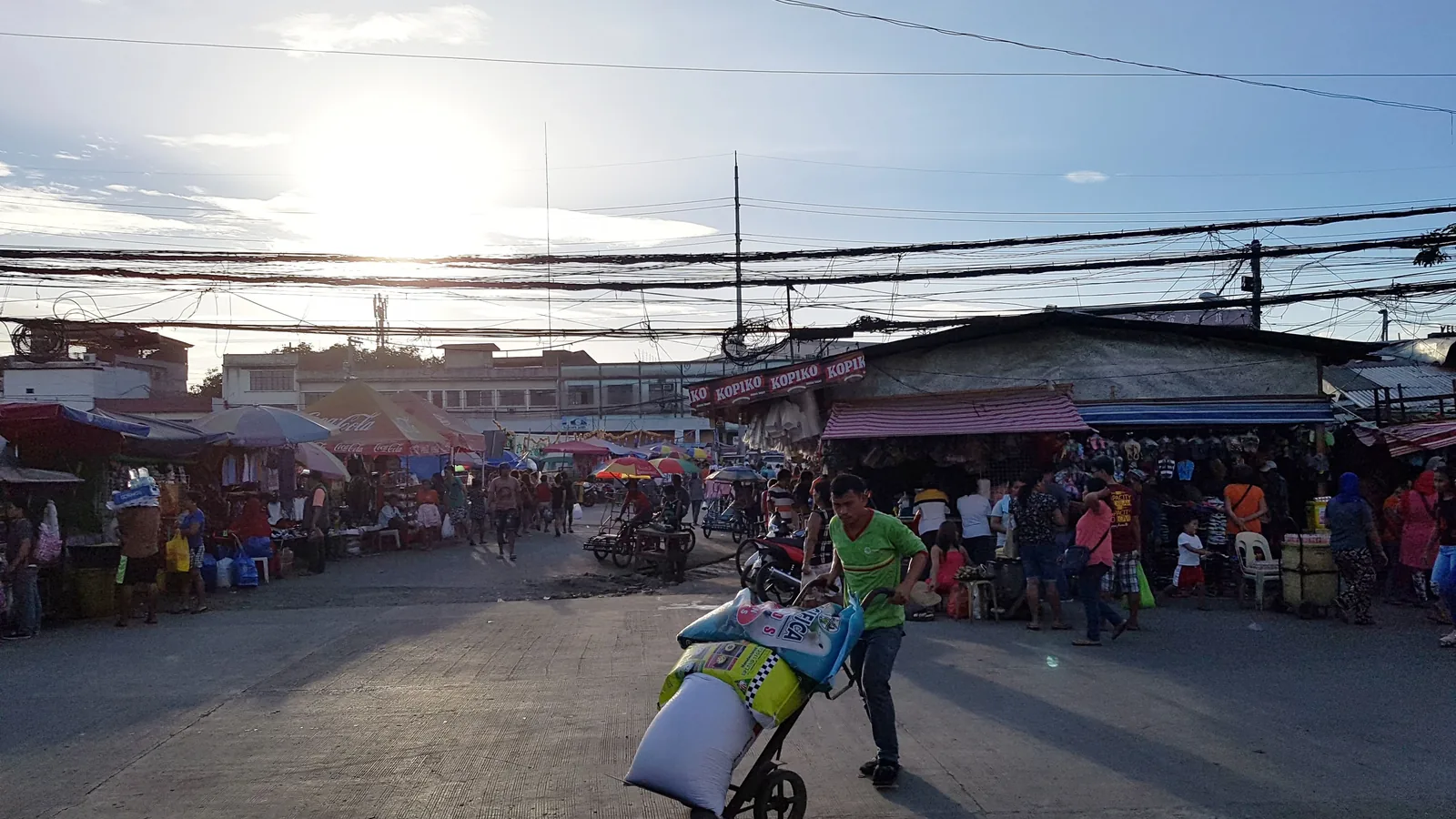 卡尔邦市场周边街景，可结合Pusô Village安排步行路线