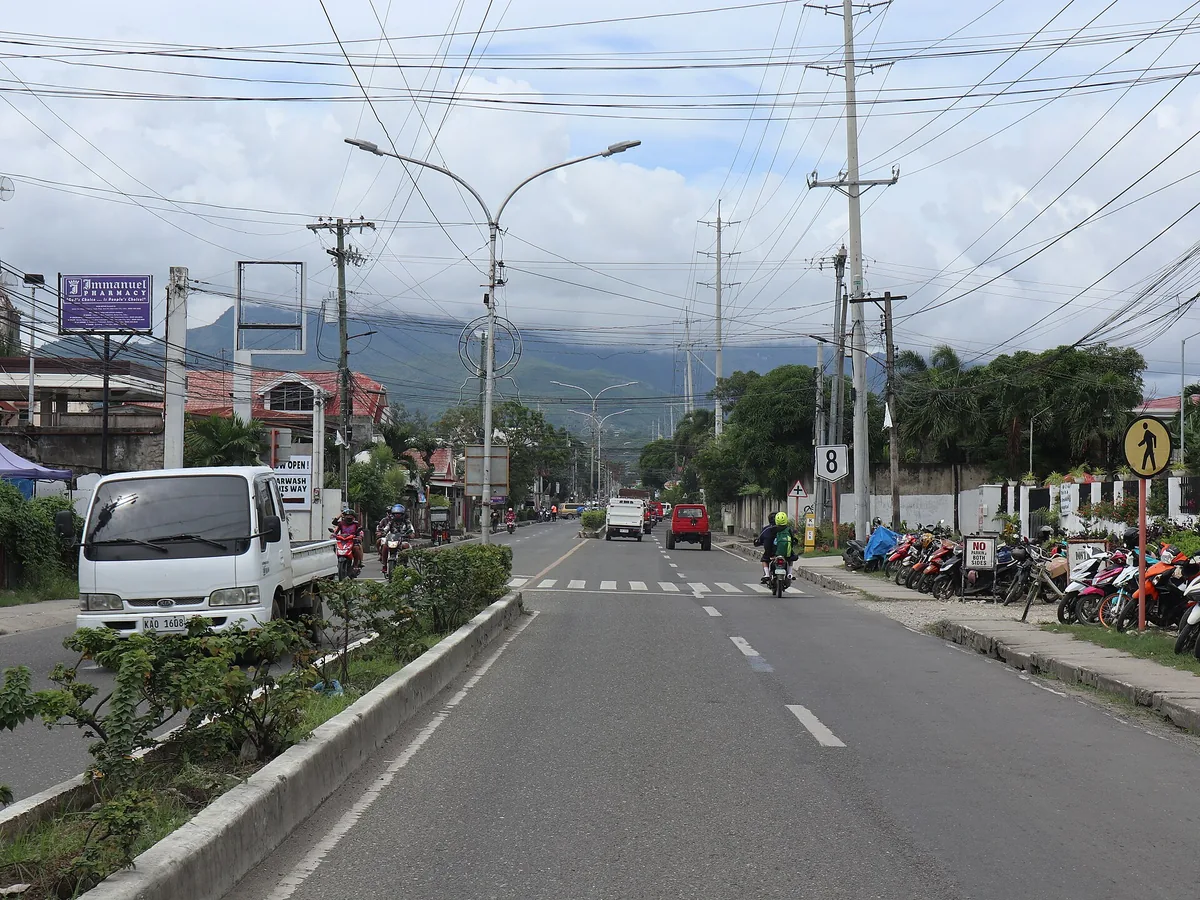 达瑙市Cebu North Road上的实际道路交通,骑行前应评估车流与路况