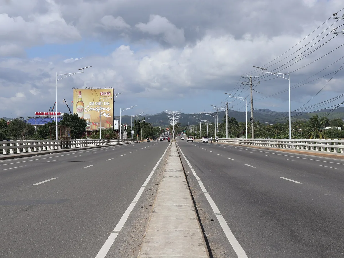 塔利赛市的Cebu South Coastal Road;道路宽阔并不代表适合缺乏经验的骑手
