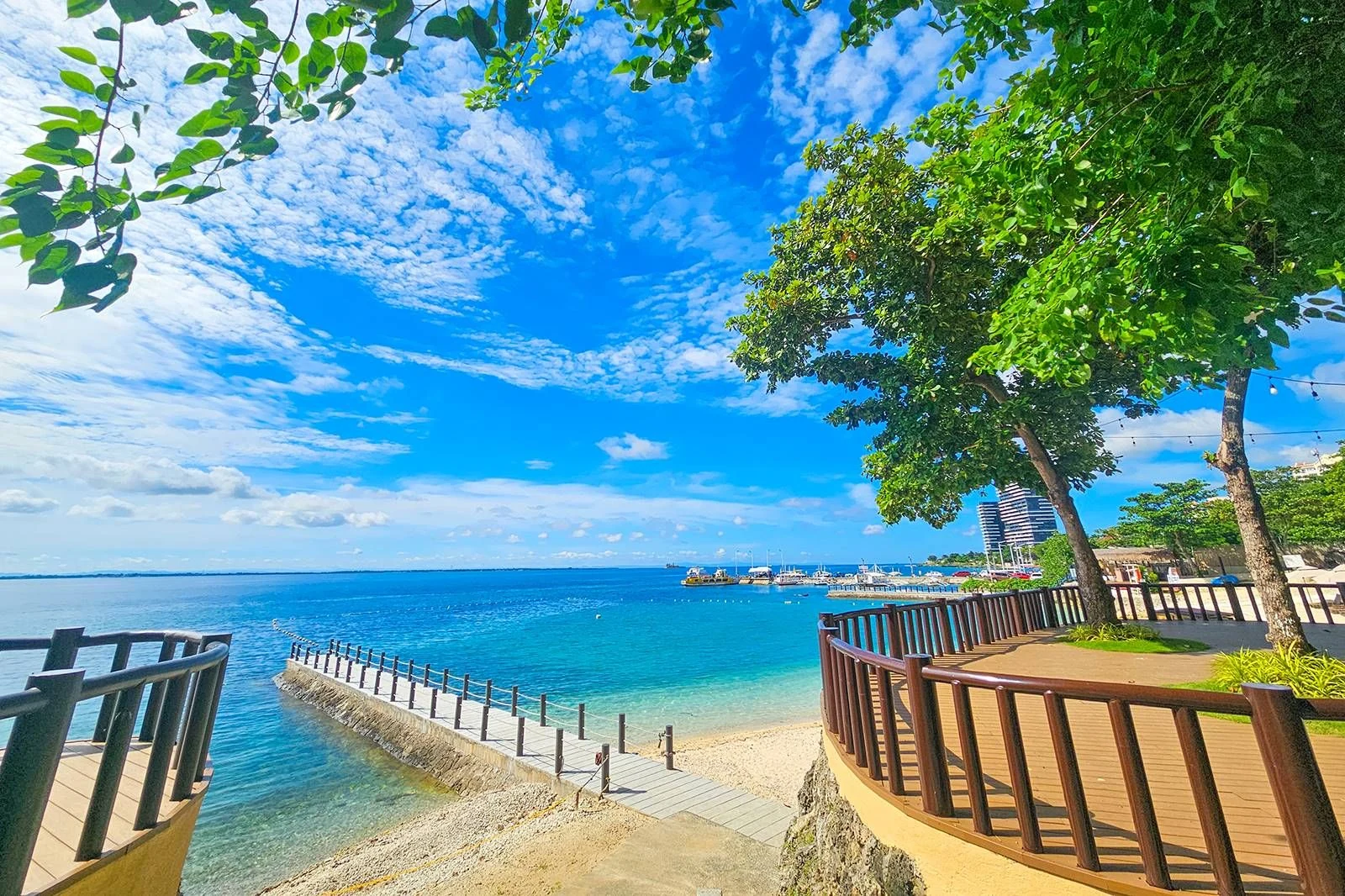 Mactan Newtown Beach的海滩景观；入场与酒店权益需分别确认