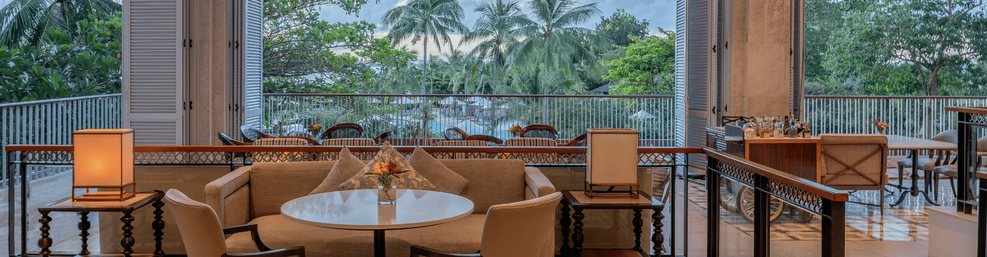 香格里拉麦克坦度假酒店Lobby Lounge的座位与窗外景观