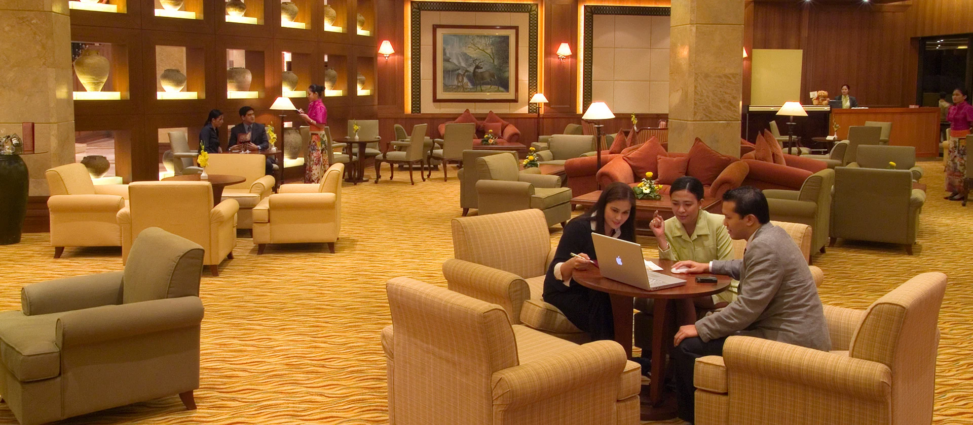 Marco Polo Plaza的Lobby Lounge用餐空间
