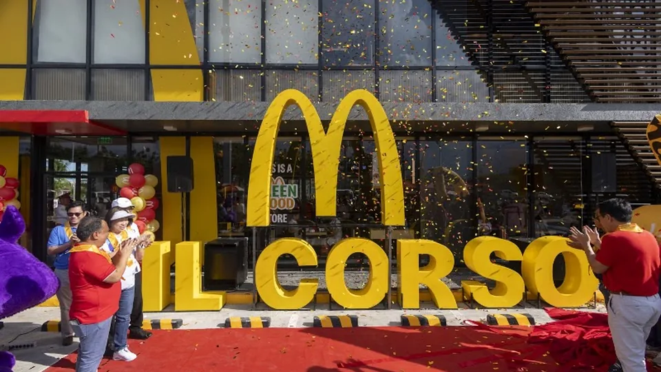 宿务Il Corso的McDonald’s门店资料照片；作者此次试吃地点为Ayala，图示用于识别连锁品牌