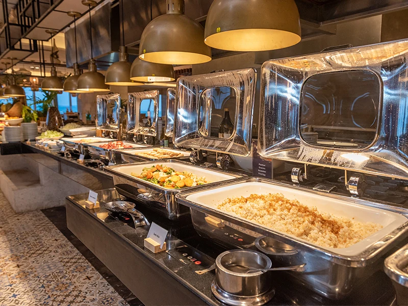 Dusit Thani Mactan的自助餐台环境；餐食和开放时段依当天餐次而异