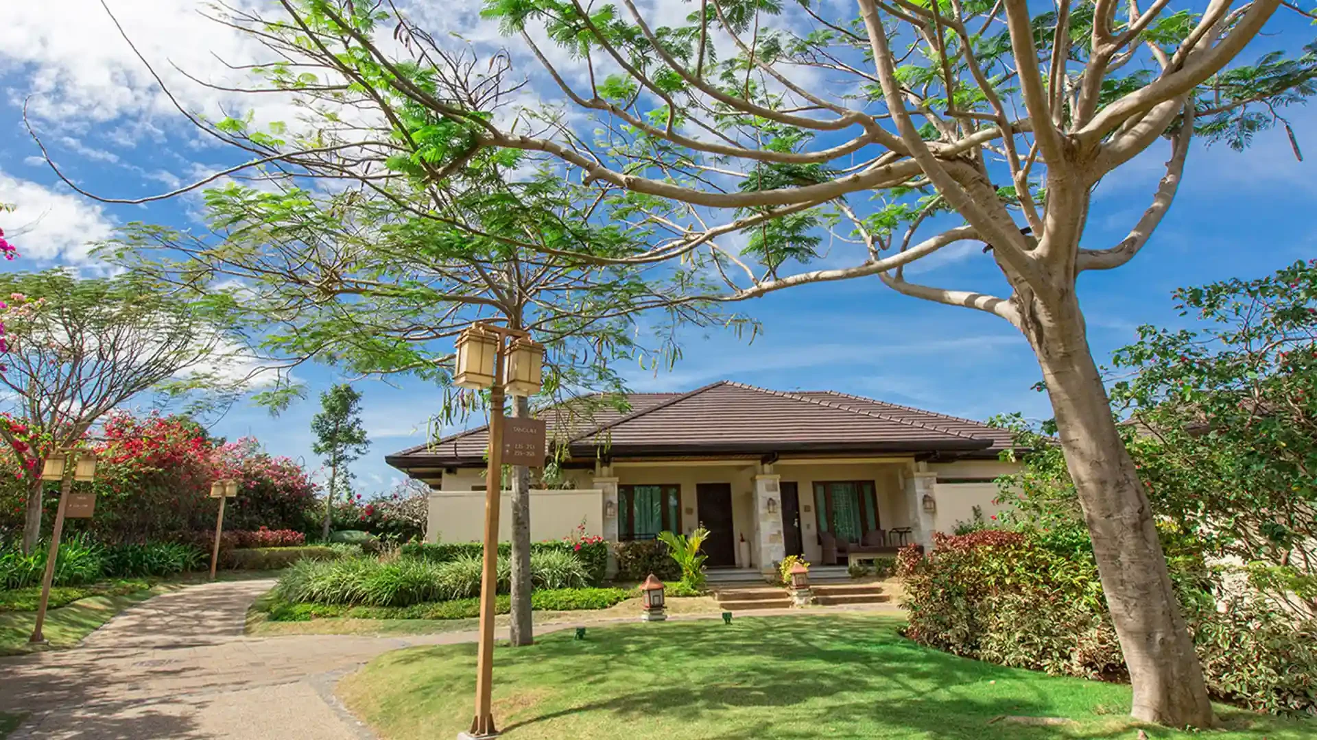 Crimson Resort and Spa Mactan的园林与客房建筑