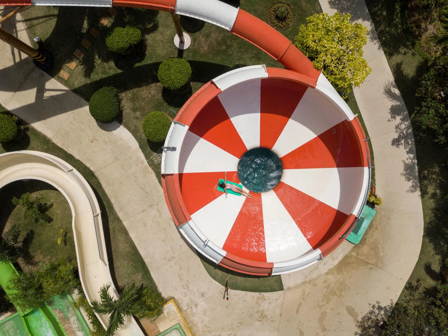Jpark Island Resort的水上滑道设施,参加前需核对身高与使用限制