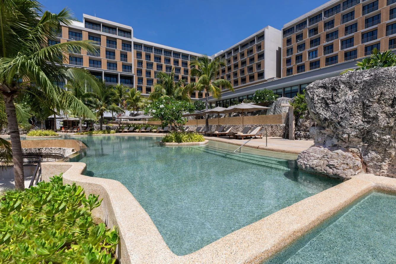 Sheraton Cebu Mactan Resort的户外泳池与酒店建筑