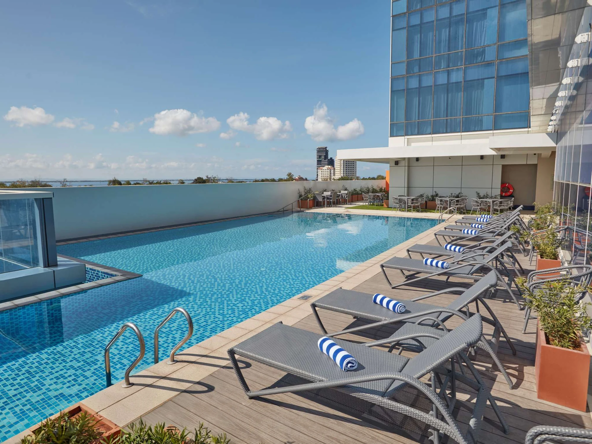 现Mercure Mactan Cebu的泳池;该酒店前称Belmont Hotel Mactan,预订时按当前品牌核对服务