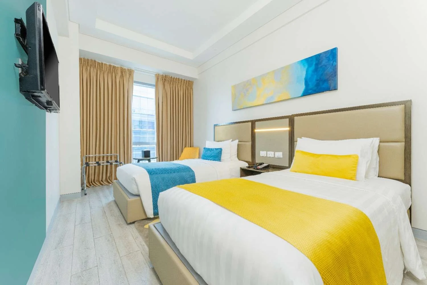 Savoy Hotel Mactan Newtown的双床客房示例