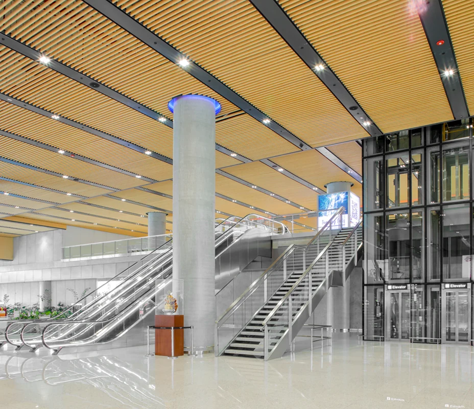 麦克坦－宿务机场T1内部空间；用餐前应确认自己所在的航站楼