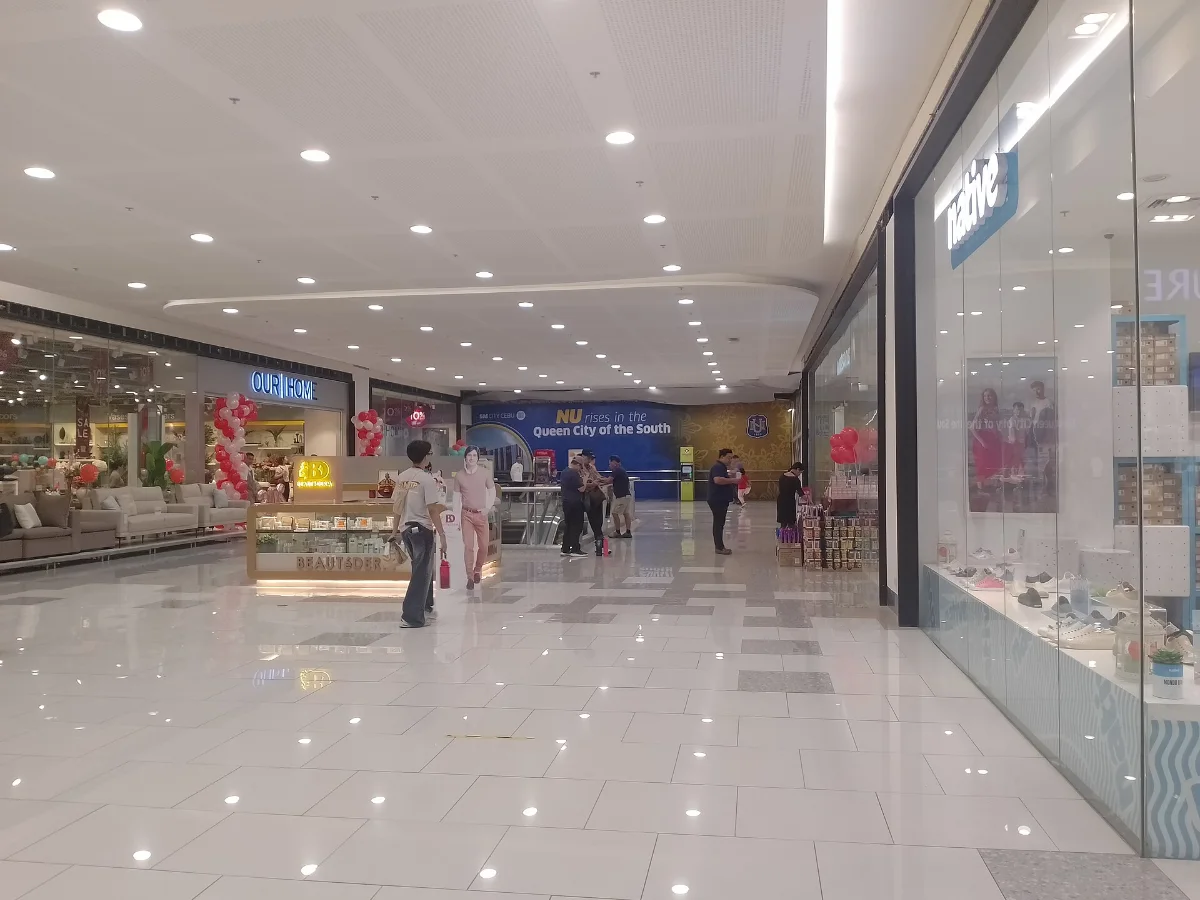 SM City Cebu Northwing 2階の通路
