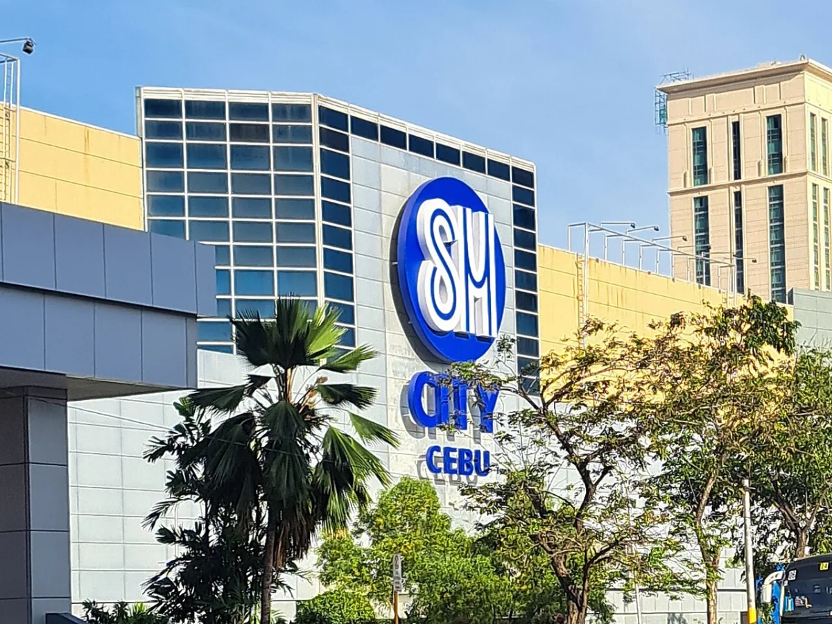 SM City Cebuのロゴがある外観