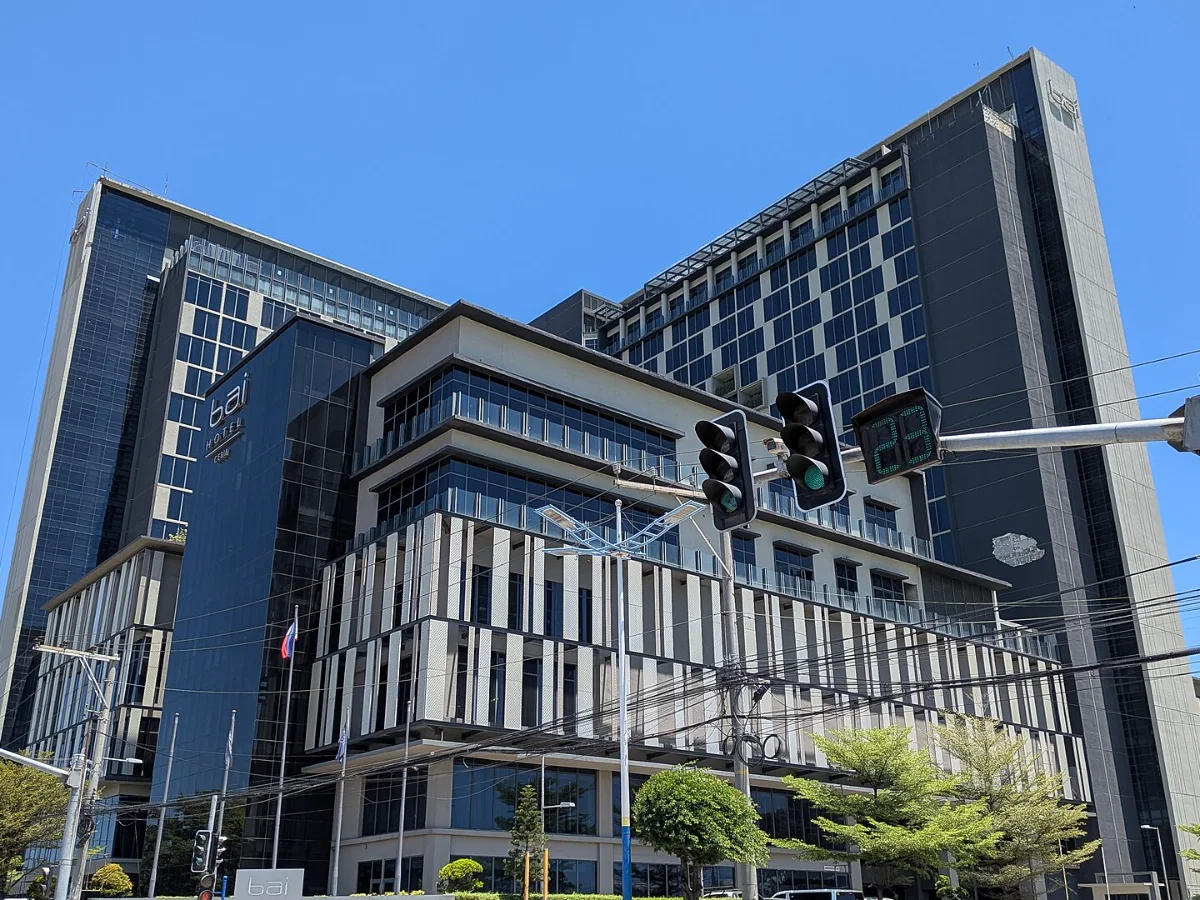 宿务bai Hotel的Twilight、Pool Bar与泳池:楼层、餐饮与游泳的区别
