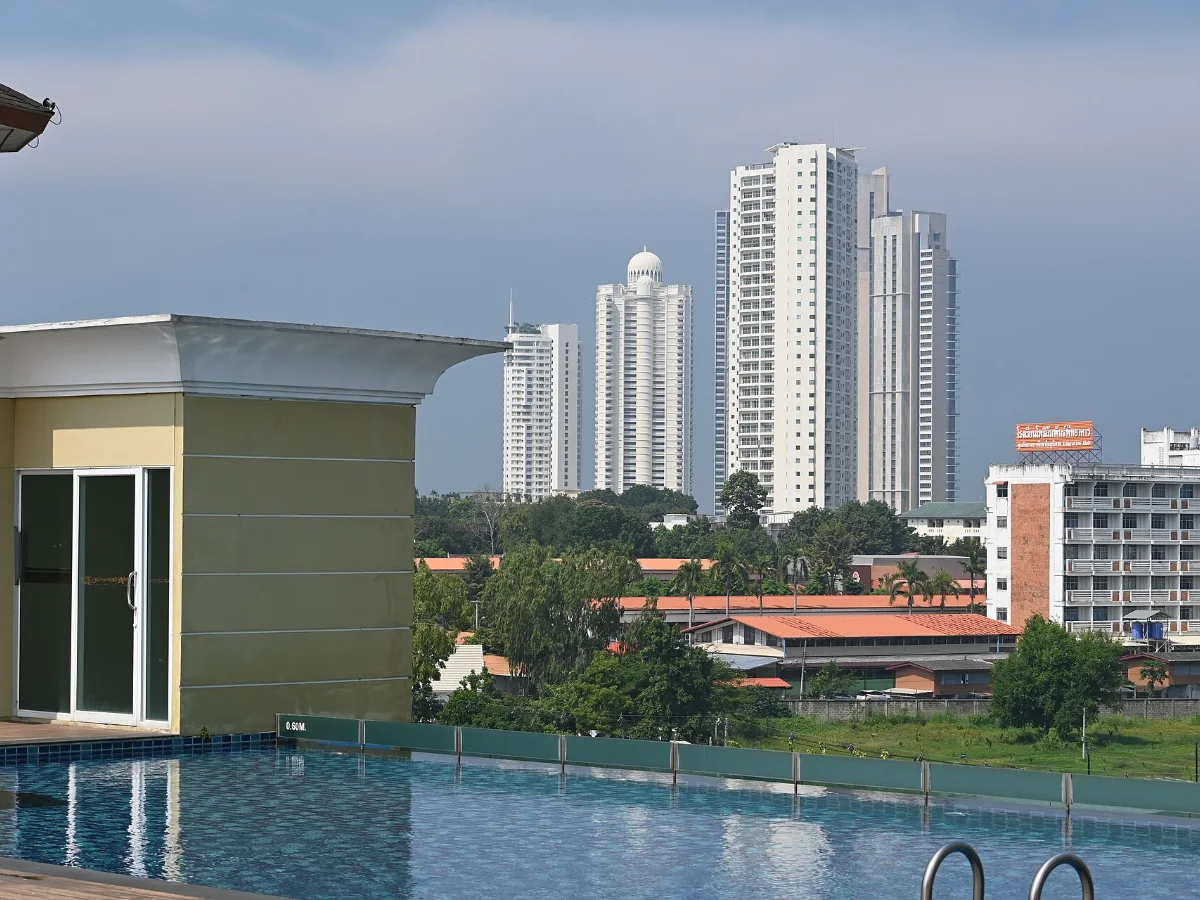 bai Hotel Cebuのプールと周りの高層ビル