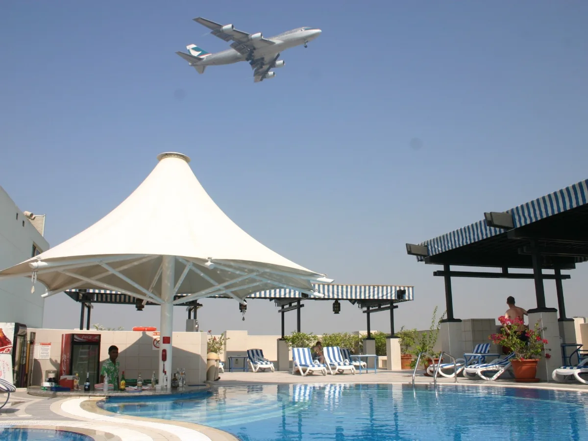 bai Hotel CebuのPool Barとプール
