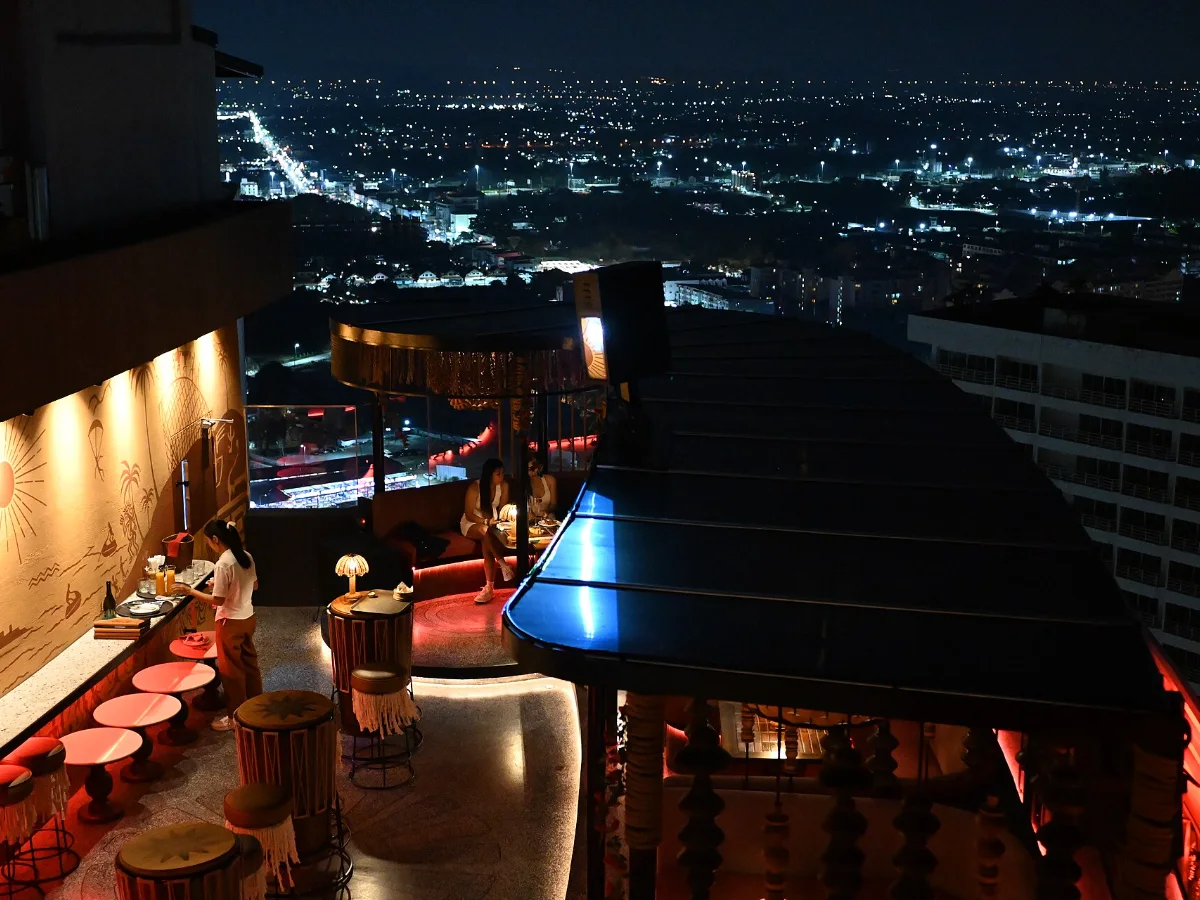 夜のTwilightのバーカウンターと街の夜景
