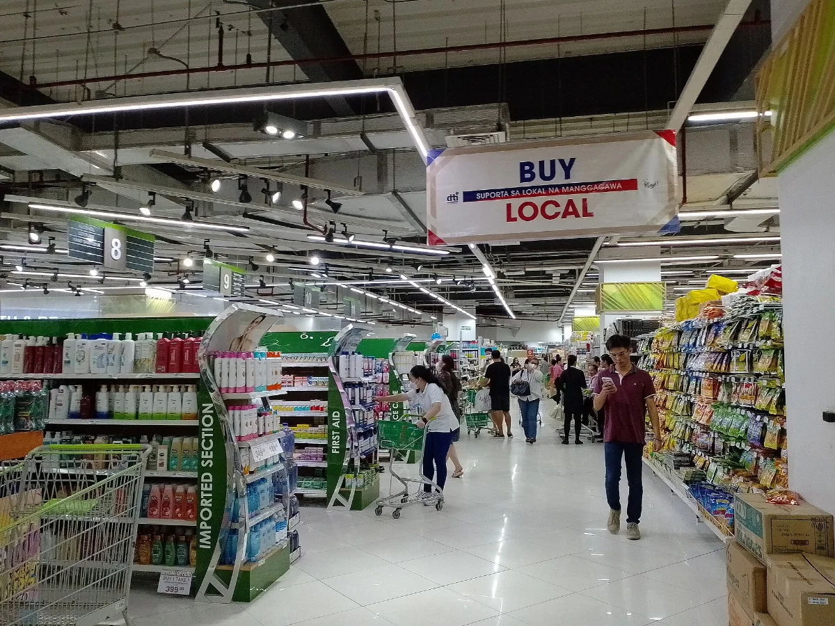 宿务菲律宾实景:超市的咖啡与零食货架