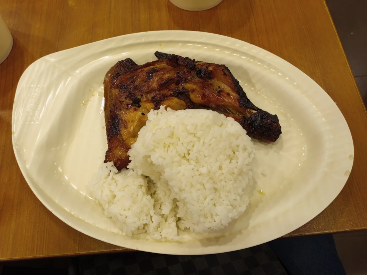 皿に盛ったチキン・イナサルとご飯