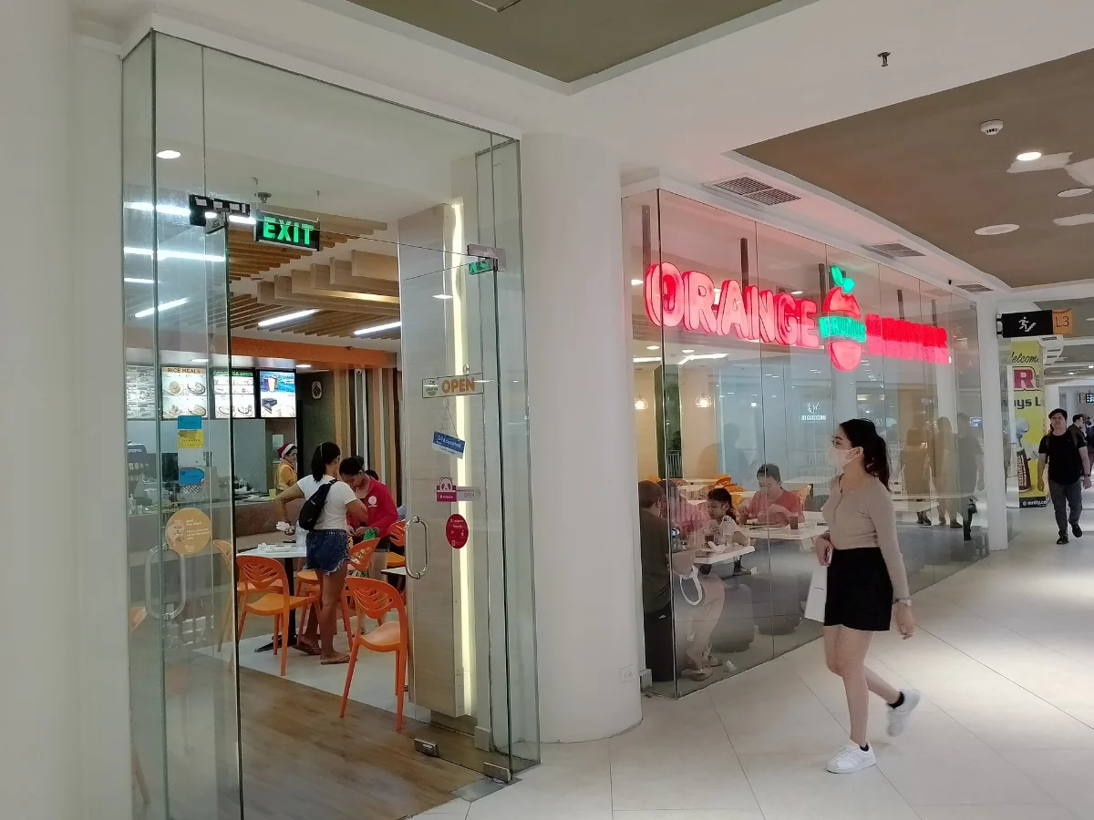 Ayala Center Cebu的Orange Brutus