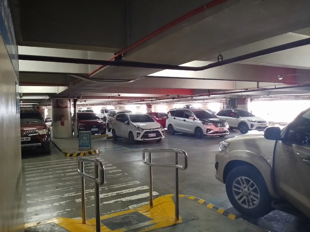 SM City Cebu轮椅与婴儿车出行:馆内移动、无障碍设施与借用确认|在入口确认通往目的地的无台阶路线