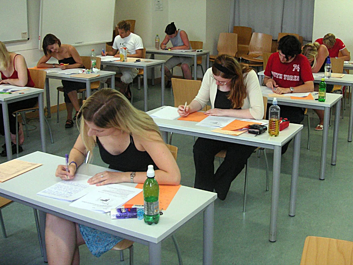 在教室里作答测验的学生