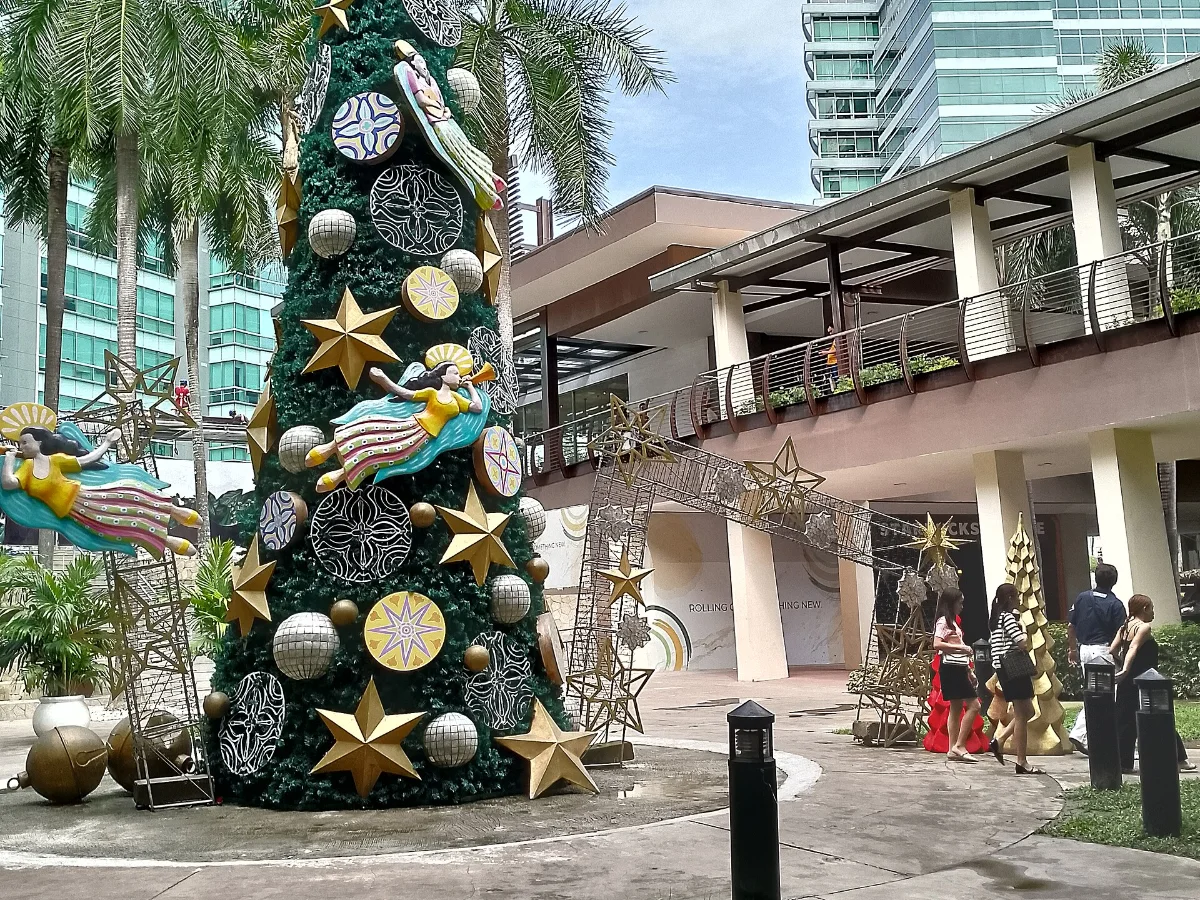大きなクリスマスツリーが飾られたモール