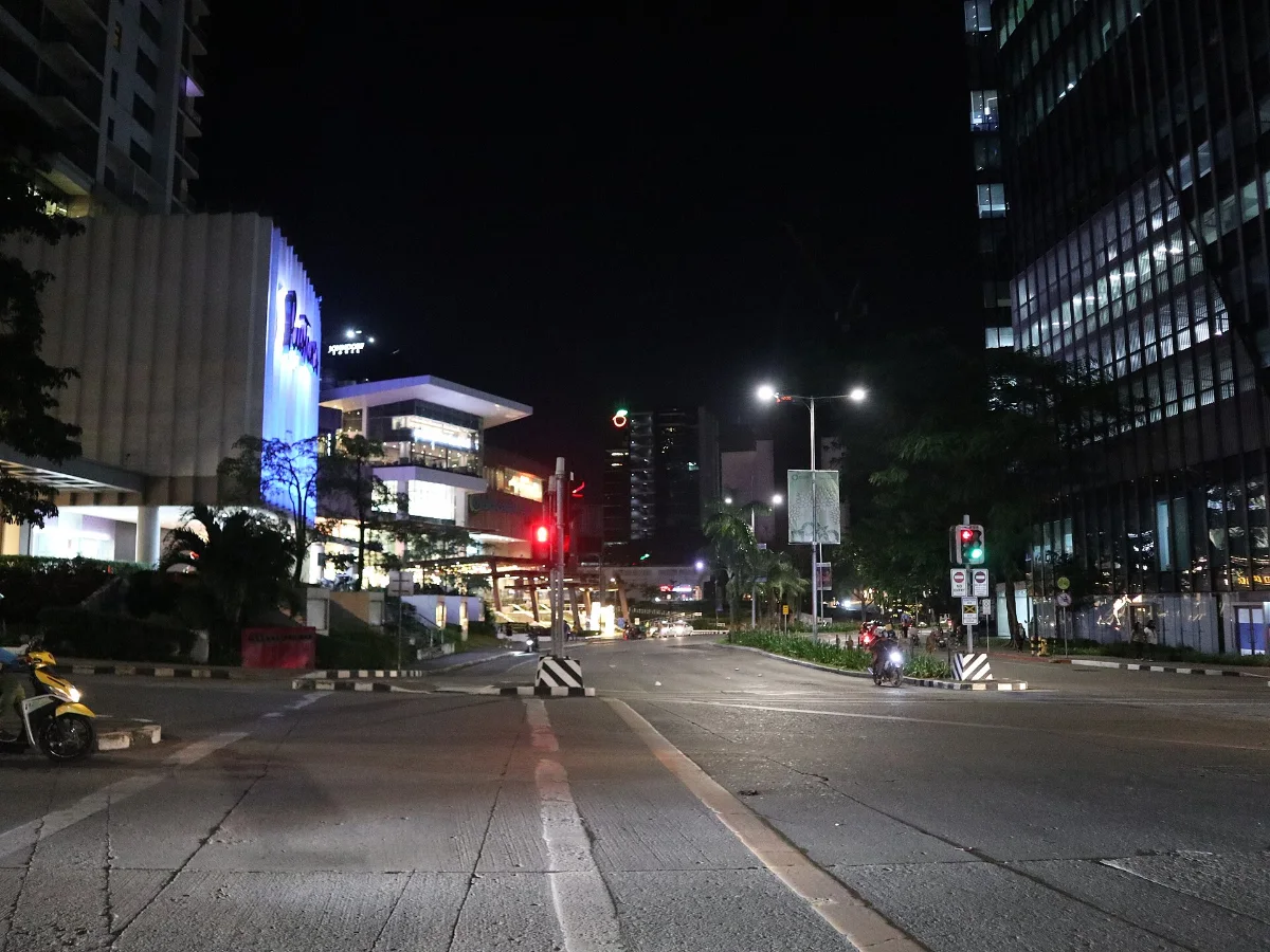 夜のセブ・ビジネス・パークの道路と、明かりのついたビル