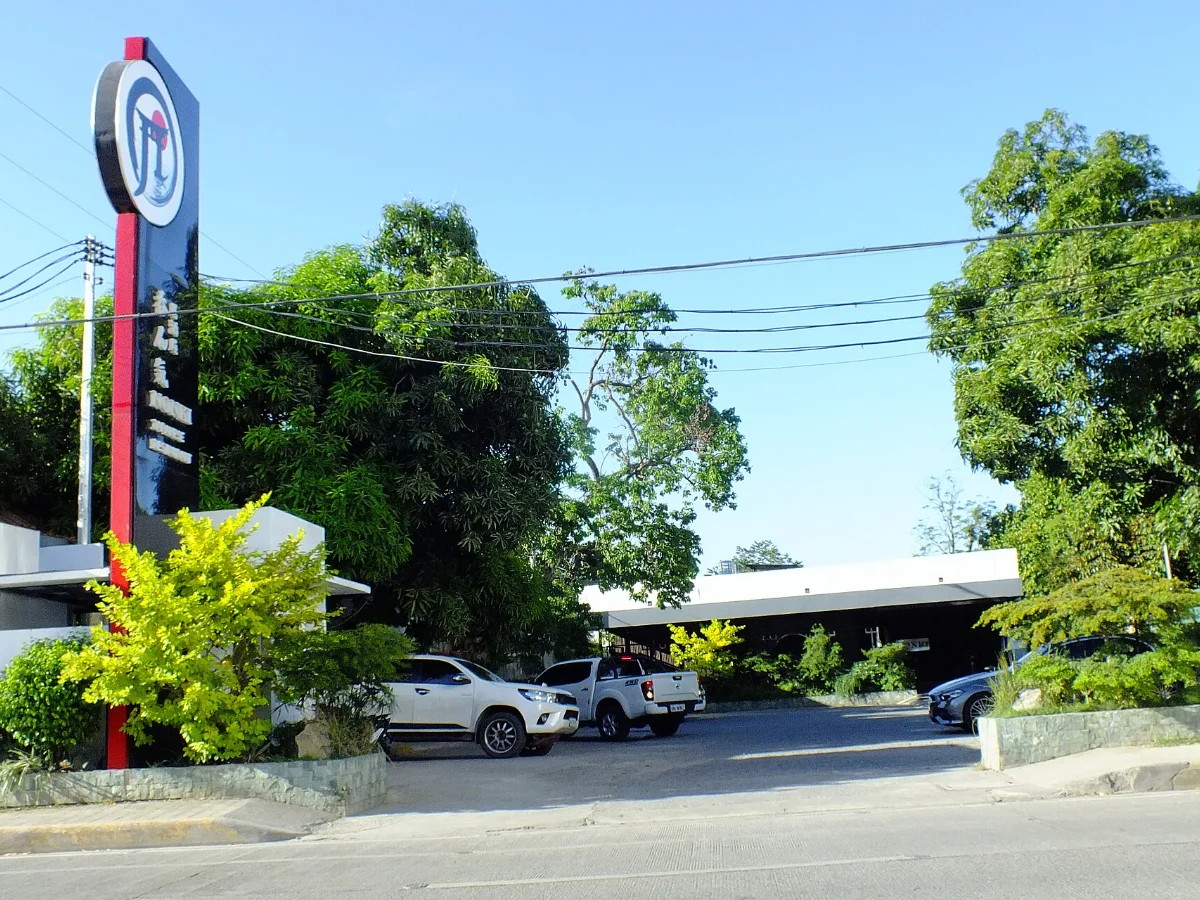 A.S. Fortuna通りにある日本料理店の看板と駐車場