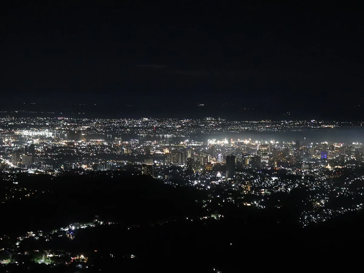 山の上から見下ろすセブ市街の夜景